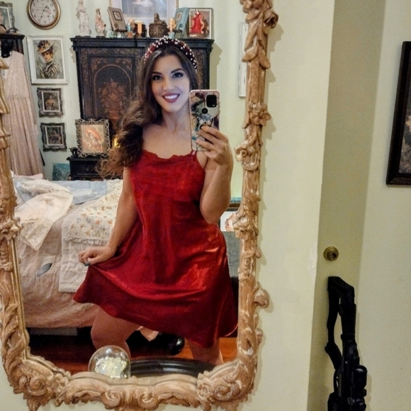 ♥️ Red Red Rose Gorgeous nightgown - Picture 2 of 6